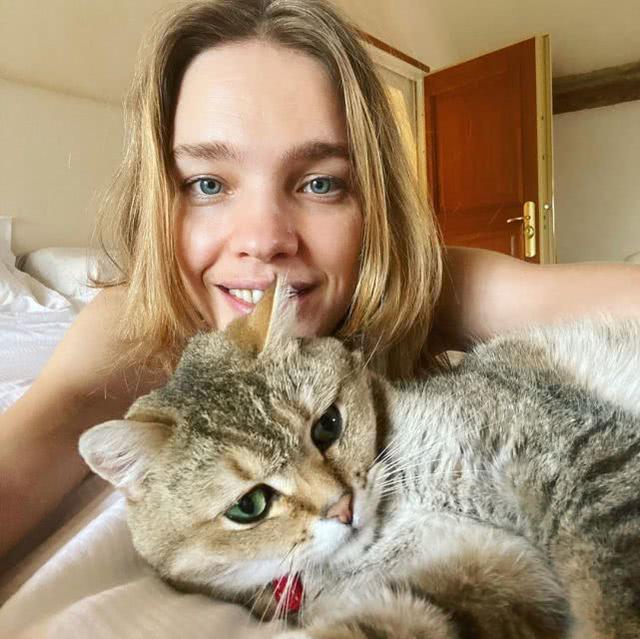 38岁LV太子妃情商高!和准婆婆合照自己素颜当陪衬,老公咋不爱?