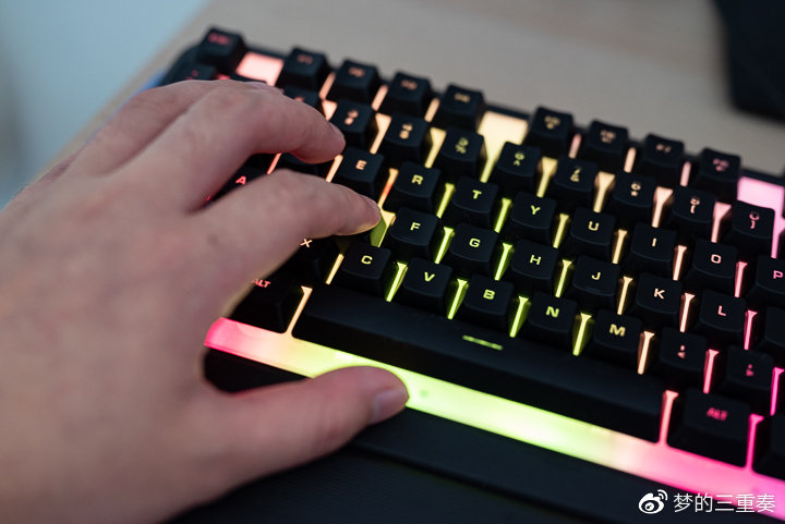 打游戏灯光炫酷的键盘,怎么才能有自己的炫酷桌面