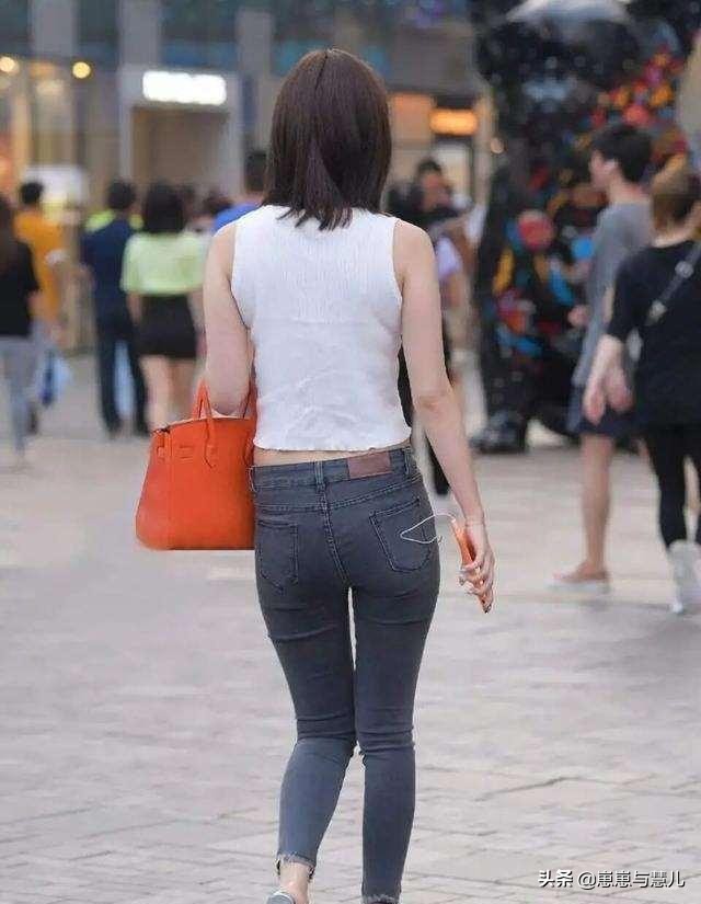 精致的瑜伽裤装扮彰显女神风范,时髦大方的瑜伽穿搭展现