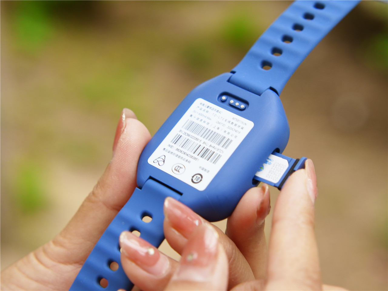 支持4G全网通米兔儿童电话手表4C八重安全定位守护更放心