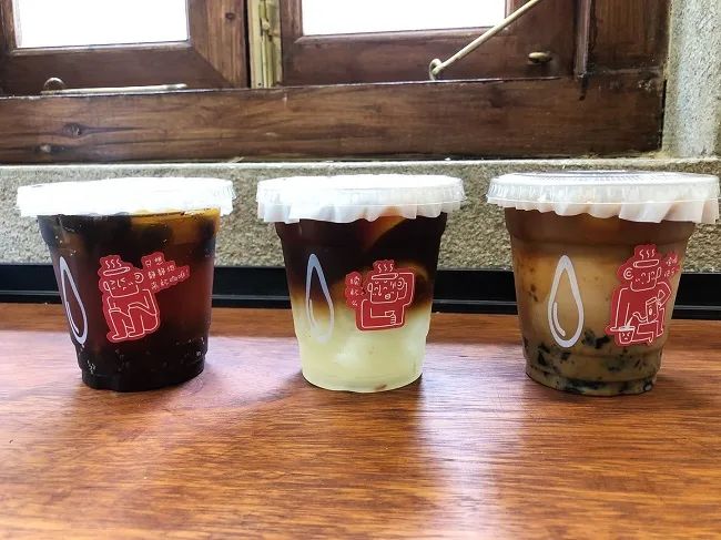 咖啡没有水的包容性，别什么都加进去：龟苓膏、咸柠七…