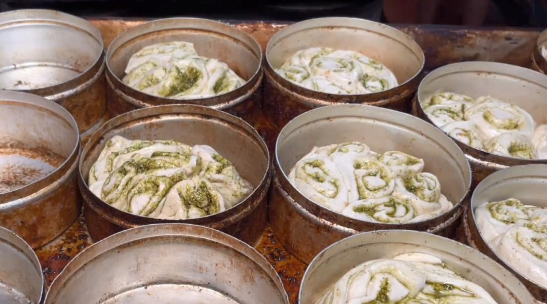 甘肃小伙卖特色烤馍,四川小伙卖锅盔15天不坏