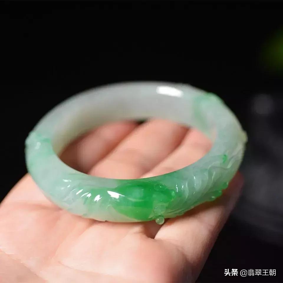 鉴赏|翡翠手镯：佩戴期丰岁，年年庆有余