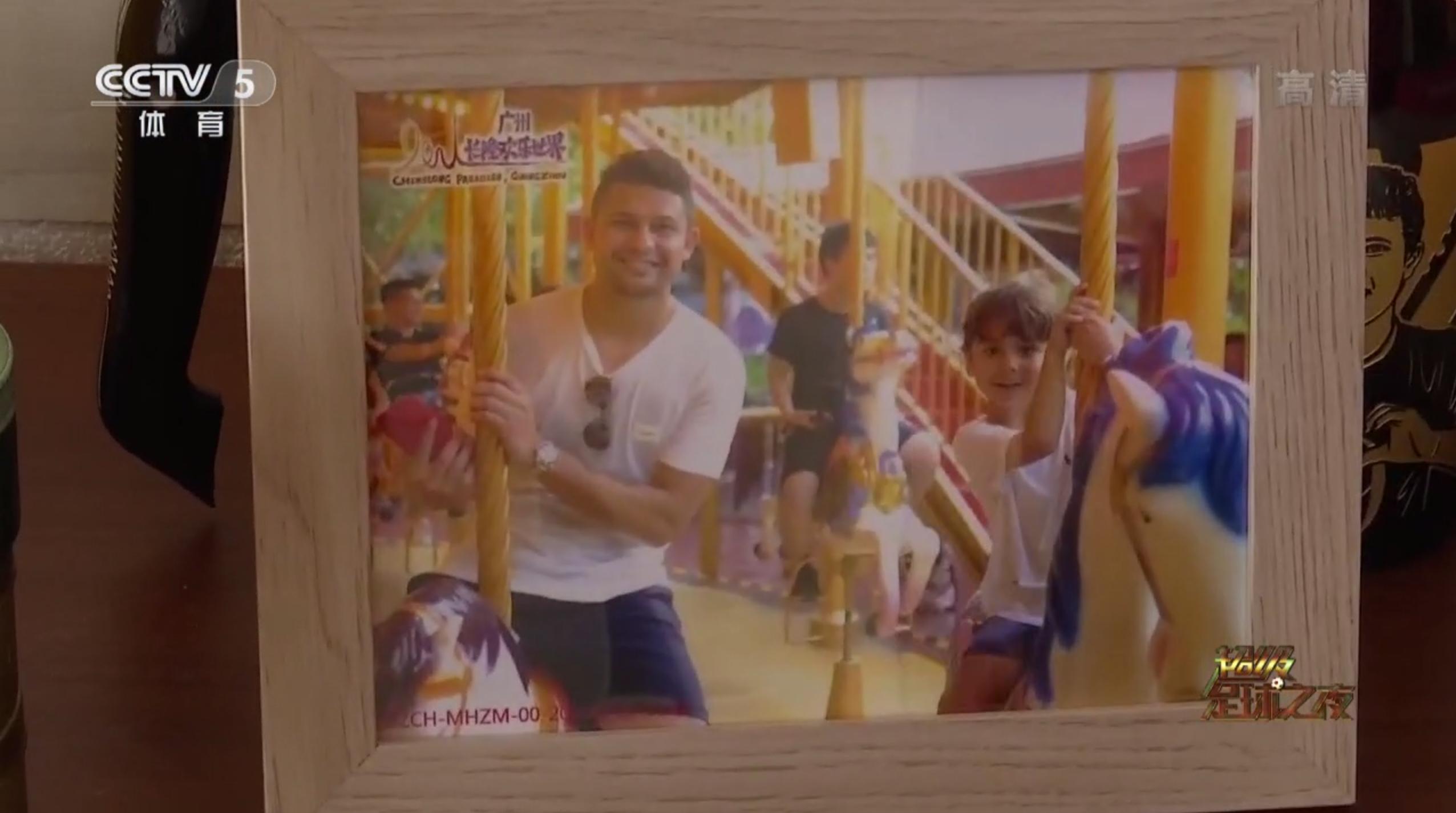 国足前锋艾克森独居广州豪宅！正对广州塔一线江景1楼客厅2楼卧室