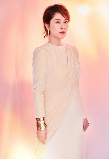 白t短裤造型的海清,海清穿黑粉色连衣裙加上干练盘发