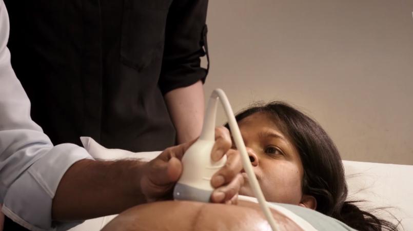 腹中胎儿长出肿瘤，孕妇忍着剧痛，给胎儿打麻药做手术