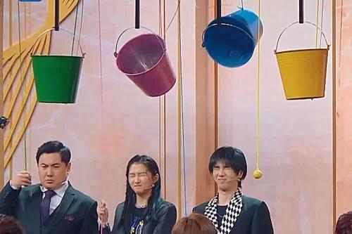 关晓彤王牌对王牌吊威亚哪期,关晓彤王牌惩罚抢伞