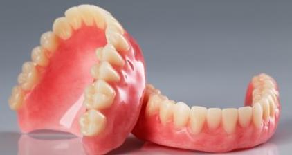 戴活动假牙的注意事项及常见问题,老人假牙最怕什么