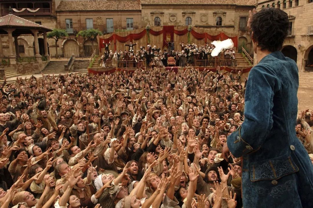 在这部电影中，满屏充满了欲望，在第一集就弄死了女主