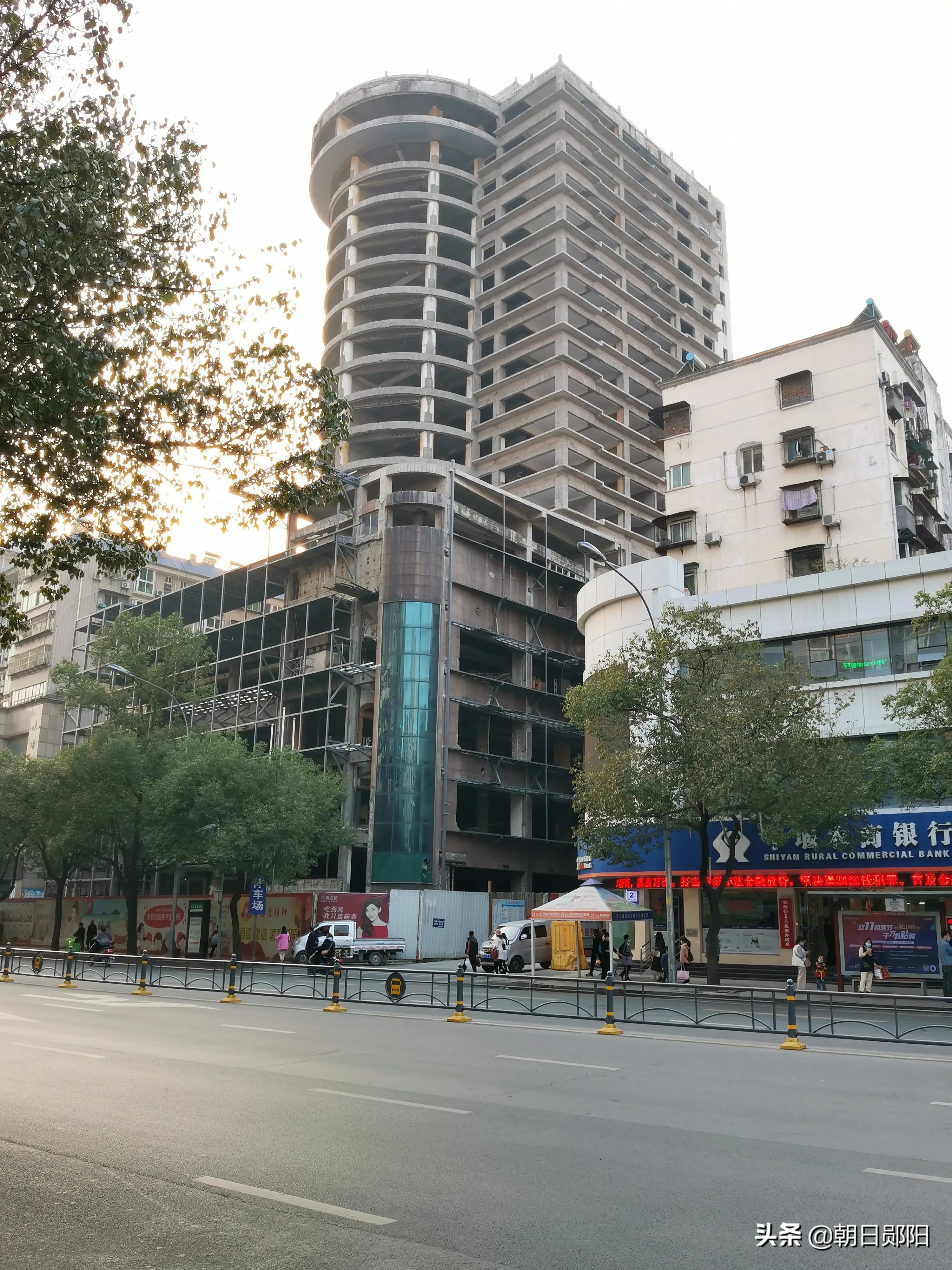 人民路上燕良酒店、美乐酒宾馆都在装修了