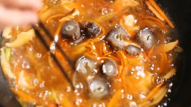 大虾比猪肉还便宜，抢购10斤，这样处理，放几个月都很新鲜