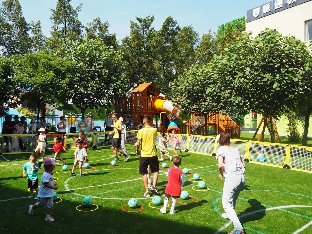 幼儿足球集中教学培训,如何在幼儿园开展幼儿足球课程