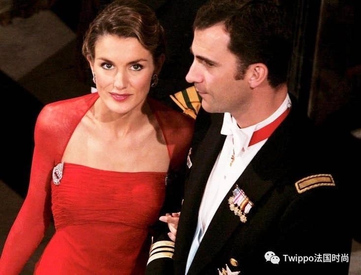 是Zara女王也是西班牙王后，买下她的同款，只要几百块