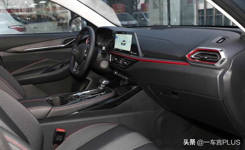 12万的五座中型suv自动挡,几万块钱自动挡双动力新车suv