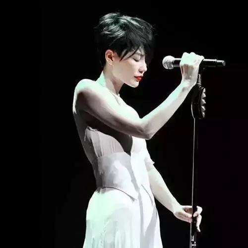 红到高处不胜寒还能引爆热搜，顶级天后的特质别人想学都学不来