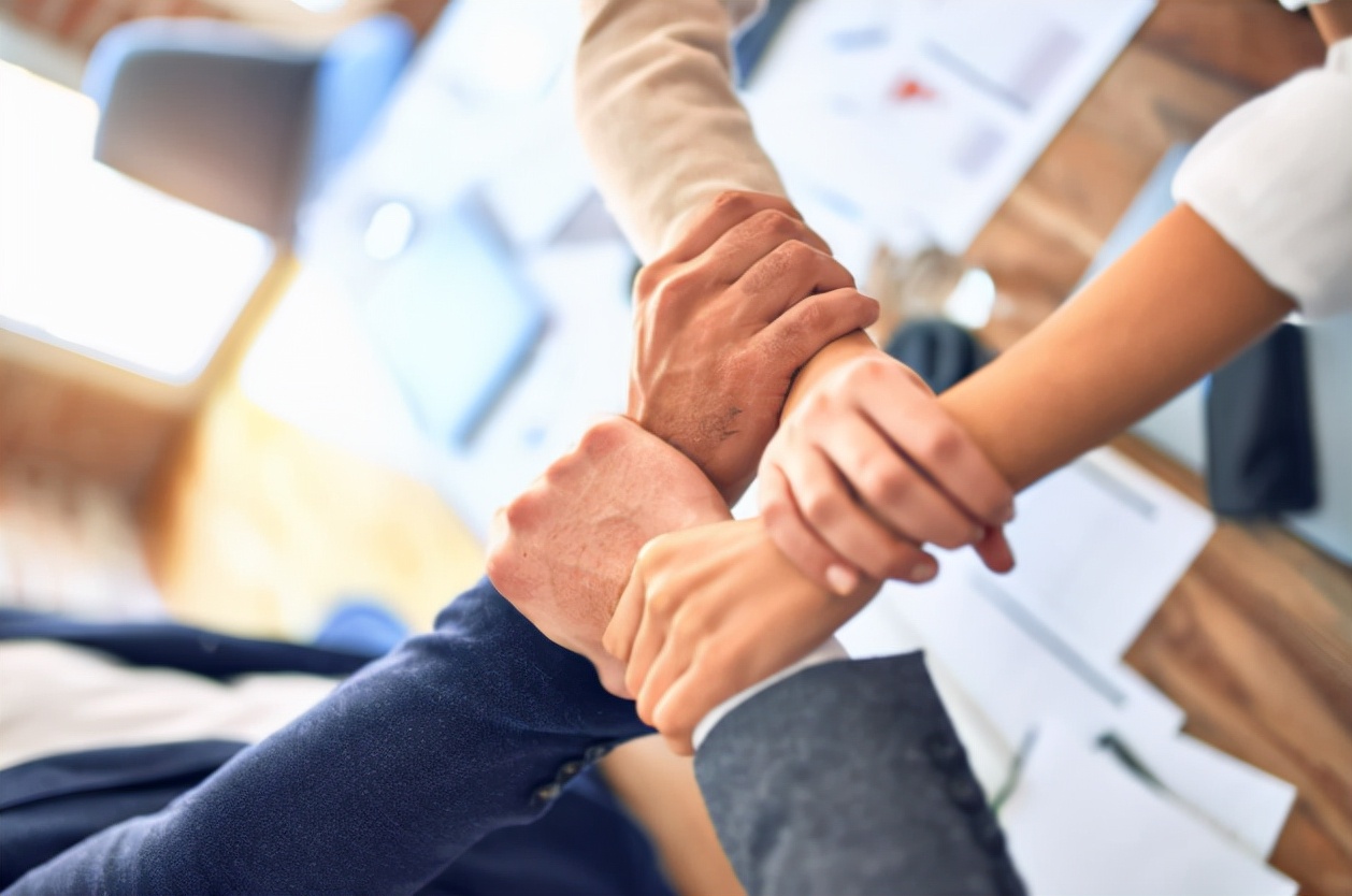 发挥商会服务作用增强商会凝聚力,商会以商养商方式