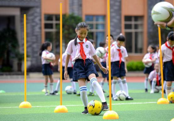 最新的青少年足球特色学校,花果园第一小学足球校队