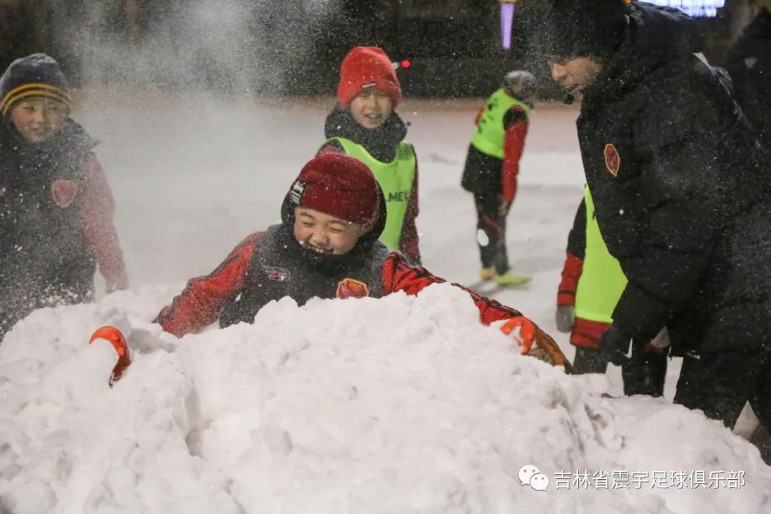 雪地快乐踢球,冰天雪地足球