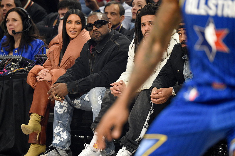 金卡戴珊现身球赛 (金卡戴珊晒美照回顾)