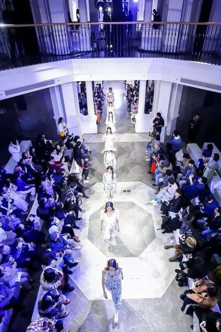 aw20经典时装,aw21中国国际时装周抖音