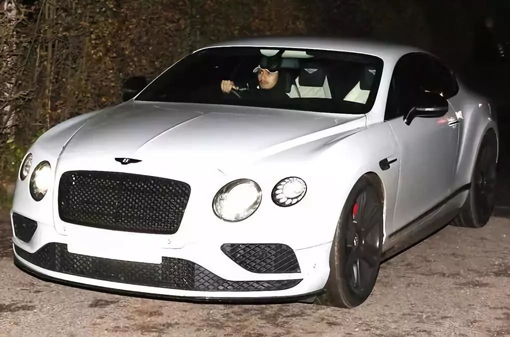 曼联季前赛全勤天才再遭弃用，恐拒绝续约！因一场球失去穆帅器重