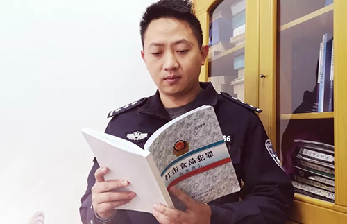 一心跟食物“较劲”还有点“狼狈”，这位民警咋回事？