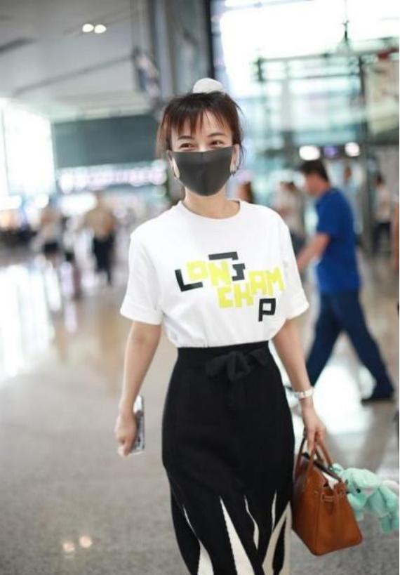 吴昕油光满面现身机场似油腻少女,吴昕素颜现身机场身材是真的好