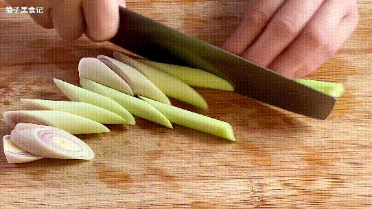 一碗冬阴功海鲜汤,厨师教你冬阴功汤最正宗做法