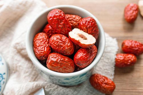 红枣哪种颜色比较好,干红枣什么颜色才好
