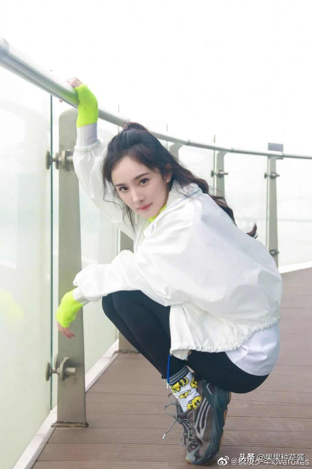 杨幂黑色字母袜王牌对王牌,杨幂格子衫高筒靴秀逆天长腿