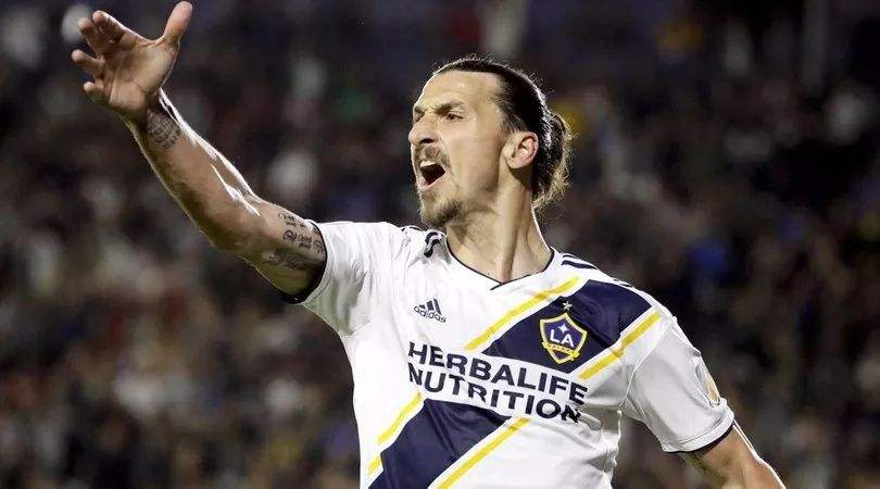 谁是足坛的“格斗之王”？鲁尼练过拳击，有人打断伊布的肋骨