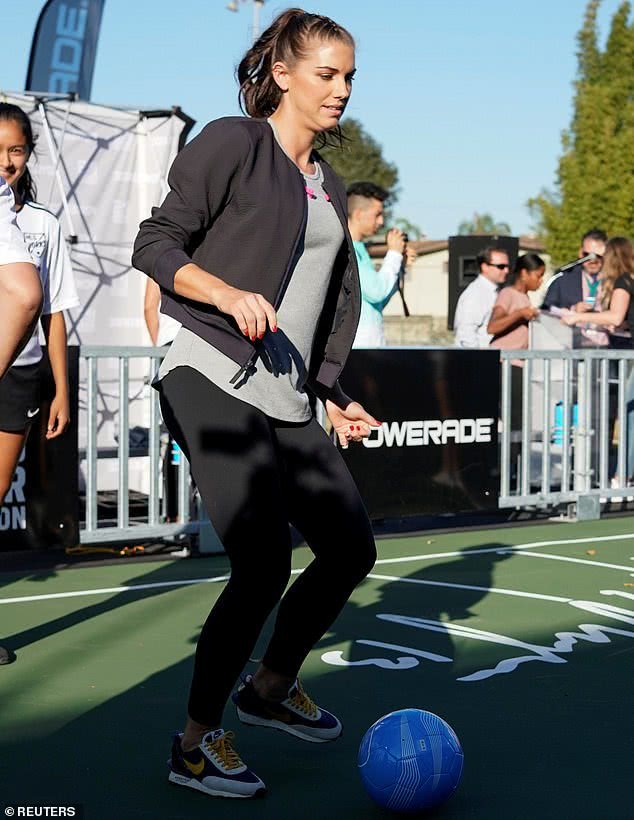 美国足坛第一女神孕7月仍训练,目标东京奥运会,肌肉腿堪比C罗