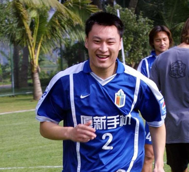 上海上港与上海申花球迷打架后续,赛后上港与申花队员握手