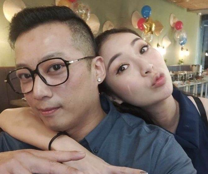 香港著名女星逆境下开奶茶店，亲自制作饮品，冒雨派发传单做宣传