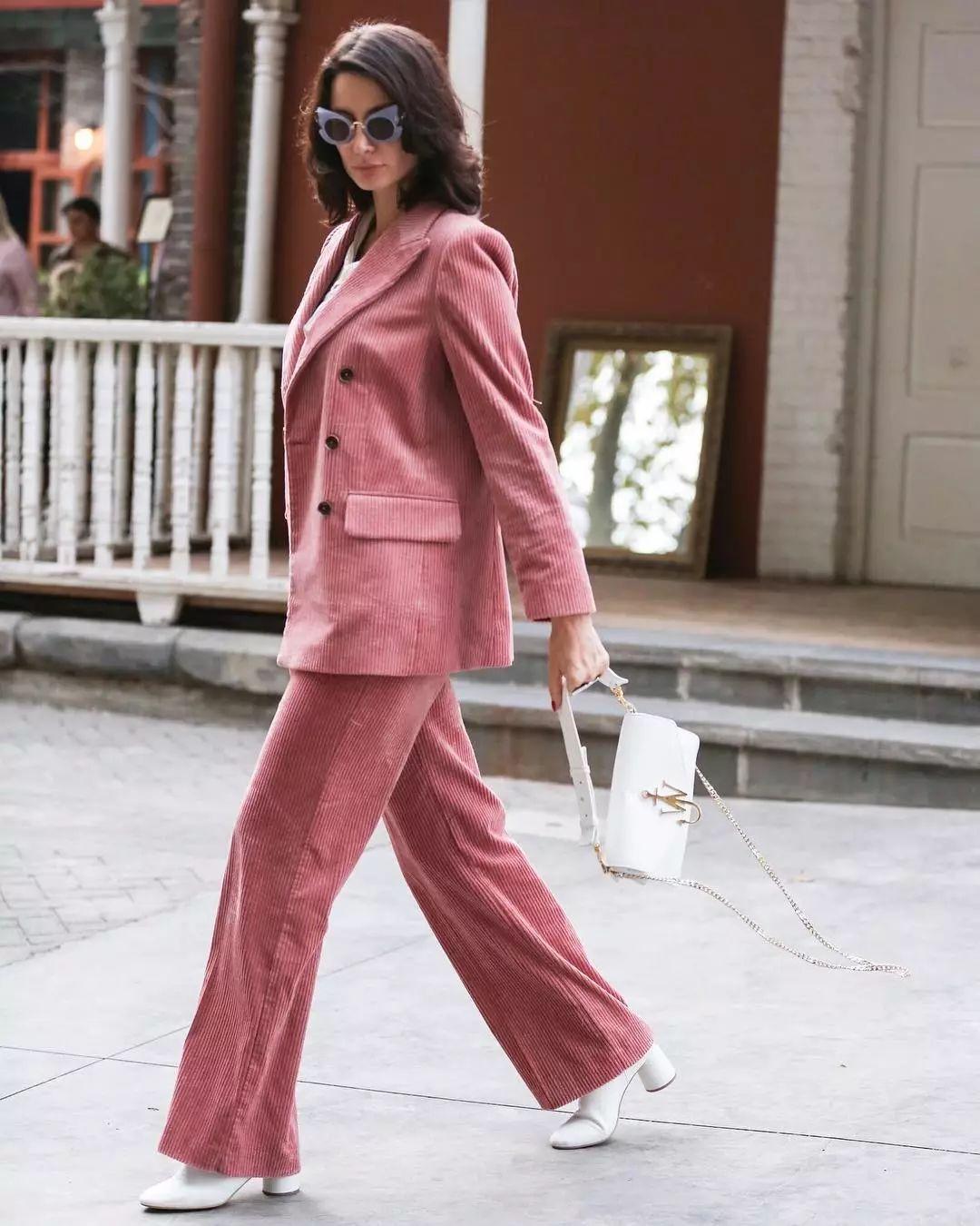 灯芯绒突然又流行了,百搭好穿的灯芯绒