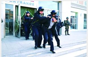 民警开枪误伤怎么赔偿,警察鸣枪示警误伤路人赔偿吗