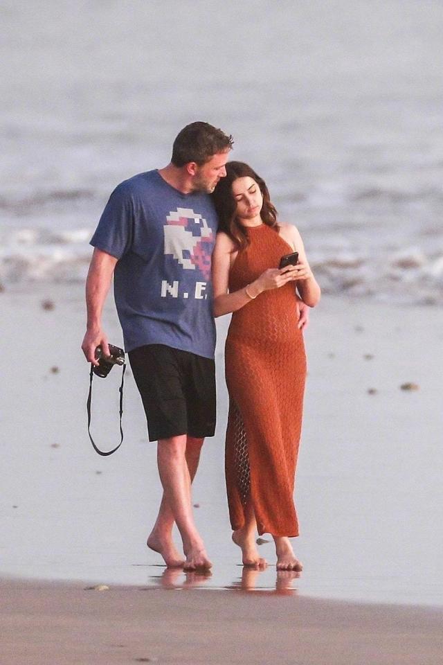 没1米7也能穿出大长腿，与大本甜蜜街拍不断，安娜心机造型学起来