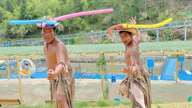 你喜欢“一米帽”吗?学生戏称一夜回到宋朝,游客争相多要几个