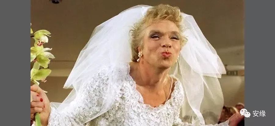 他，百亿富豪，常近乎全裸出现在公共视线里，却被英女王封为爵士