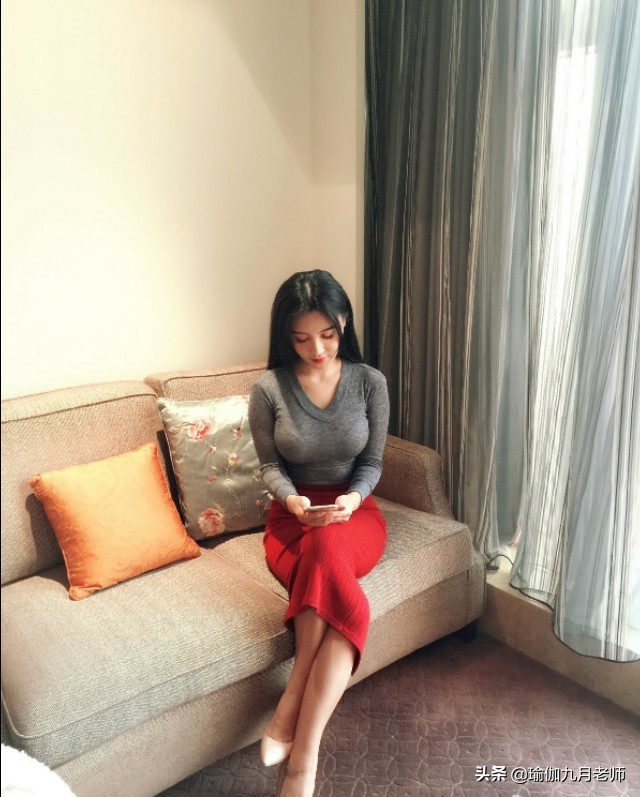 她是最美足球宝贝，上围夹手机出名，被导演秘密培训，23岁开公司