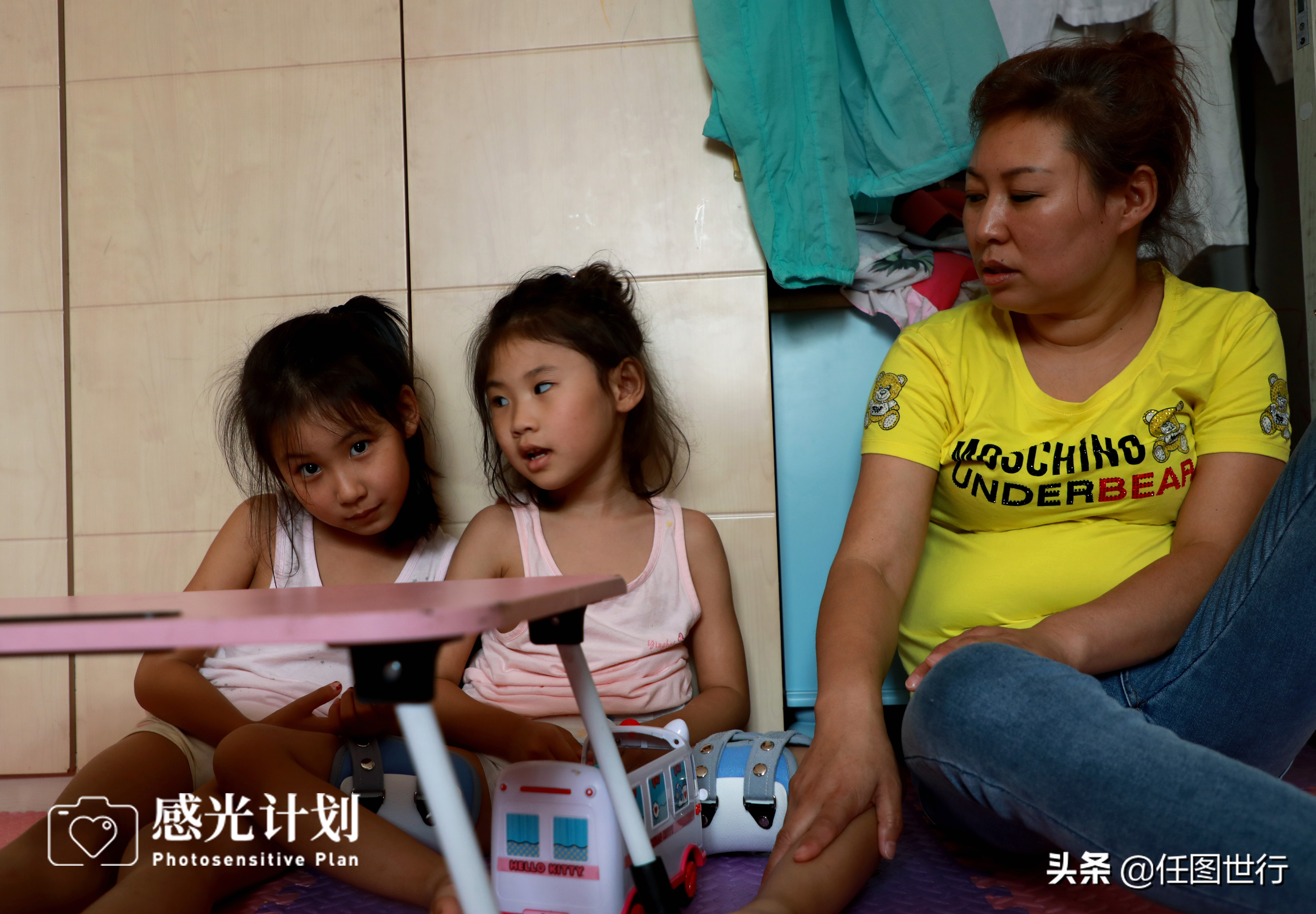 试管婴儿早产患脑炎花60万，爸爸嫌治疗费太贵离婚妈妈地铁口乞讨