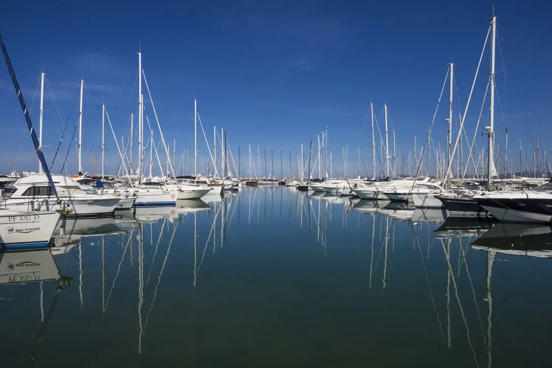 意大利——斯卡尔利诺海滨码头和帆船俱乐部