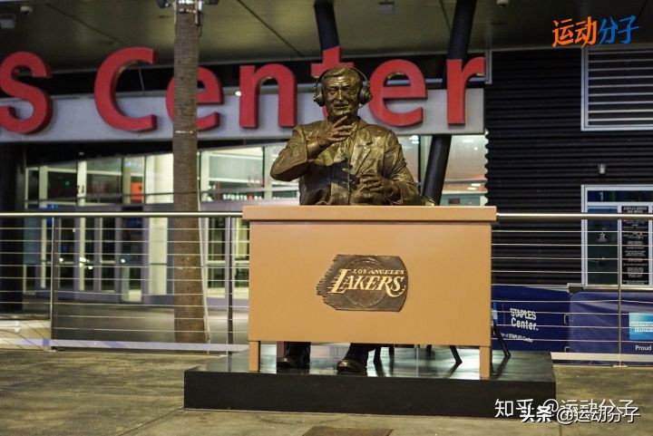 斯台普斯球馆雕像,斯台普斯中心门前的雕像