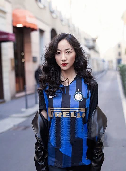 张钧甯挑战皮衣诱惑赶时髦！连衣裙套装+红唇实力扮酷