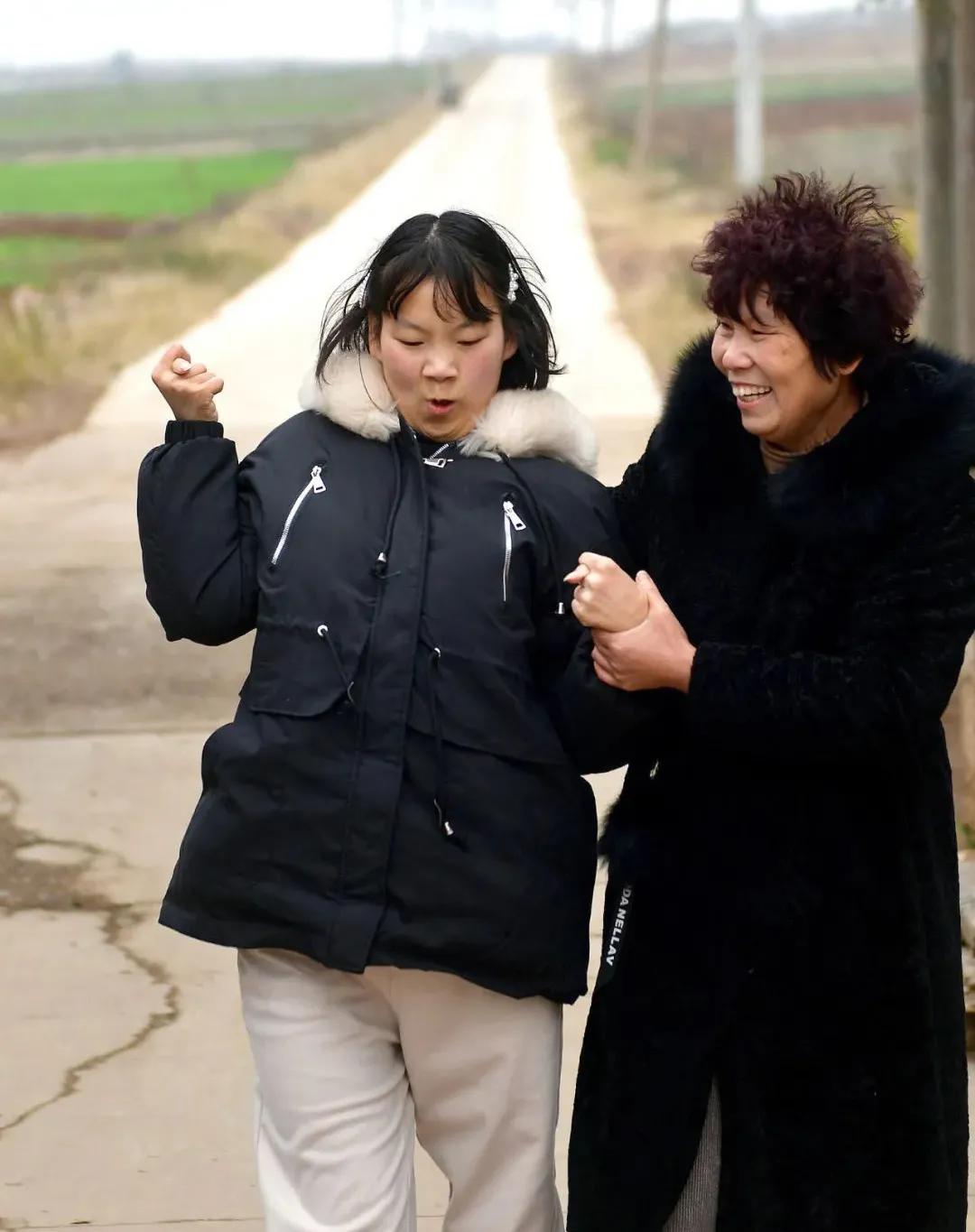 残疾女孩咬木棍创作10余部小说,残疾女孩咬木棍打字