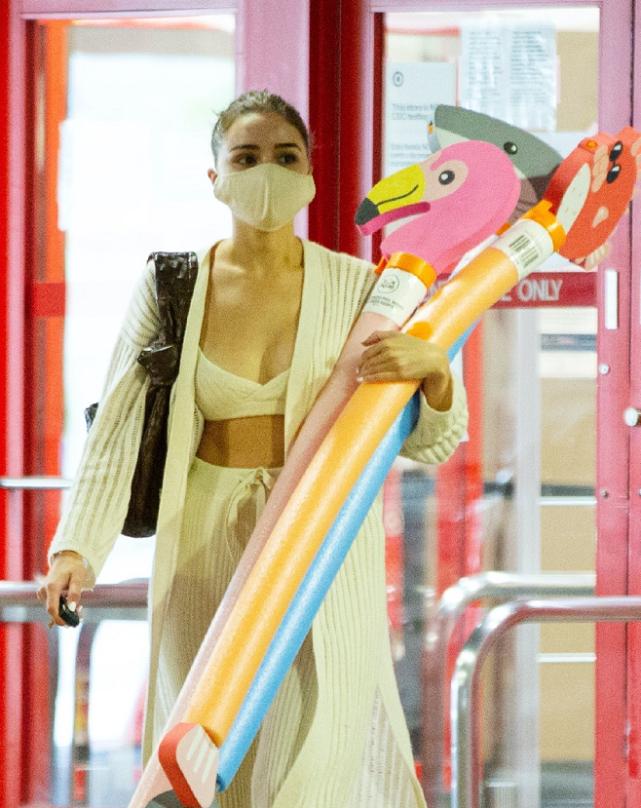 奥莉维亚·库尔普身穿长款条纹雪纺开衫，轻盈飘逸，仙气十足