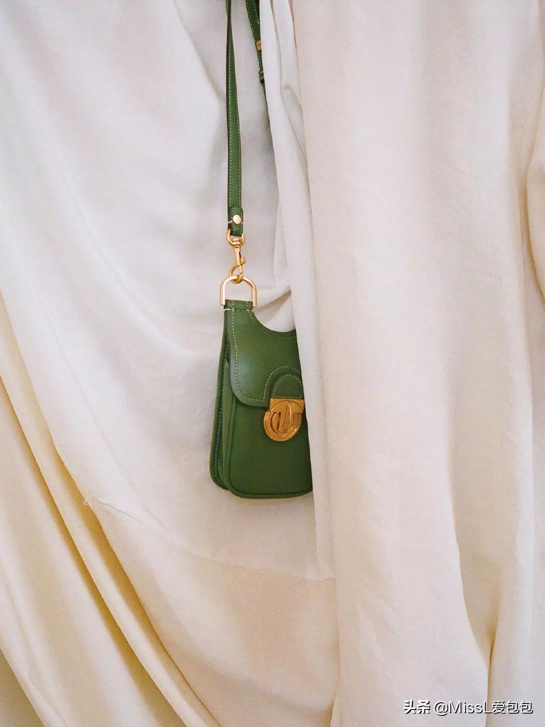 有哪些手袋既经典又时髦呢,时髦氛围感的必备单品迷你手袋