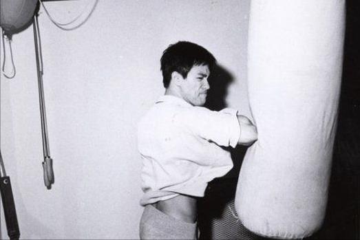 你这一胳膊肘下去,对方的头骨都可能会被干裂?硬核分析不容错过