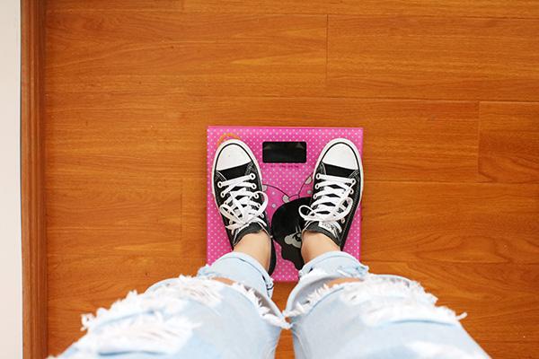 鼻子旁长了一粒粒小颗粒是什么,鼻子两旁挤出来的黄色颗粒是什么