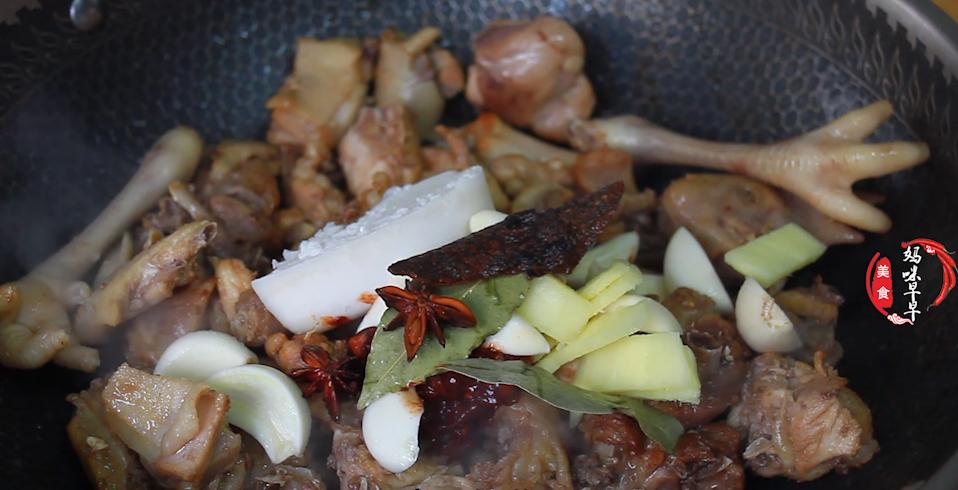 炒鸡肉要拿什么配菜混合才好吃呢,过年宴客鸡肉可以这样炒鲜香入味